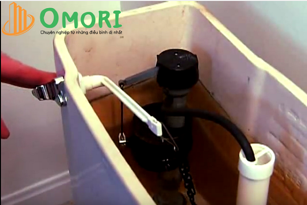 Cách xử lý bồn cầu bị chảy nước tại bể chứa