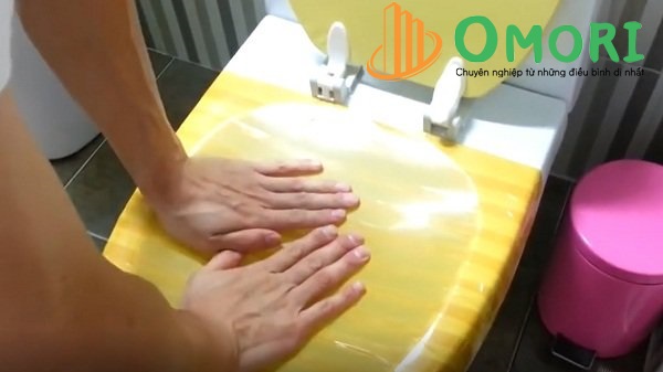 Cách thông bồn cầu bị tắc bằng băng dính