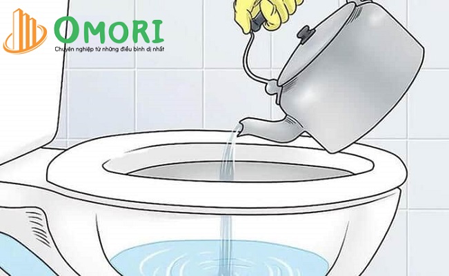 Cách thông bồn cầu bị tắc bằng nước nóng và nước rửa chén