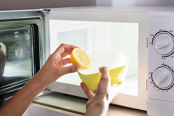 dùng chanh vệ sinh lò vi sóng
