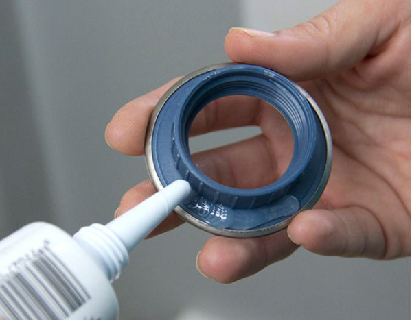 Sử dụng keo silicon dán dưới mặt bích