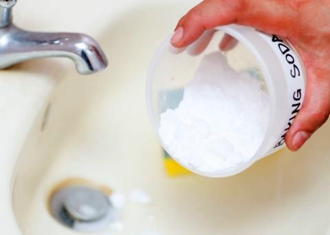 Tẩy trắng bồn rửa mặt bằng baking soda và giấm trắng
