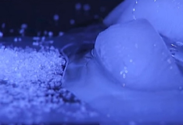 Vệ sinh chậu rửa mặt sạch bóng nhờ đá và muối