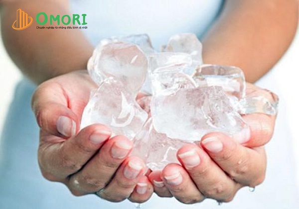 Dùng đá lạnh để xử lý bồn rửa bát bị tắc