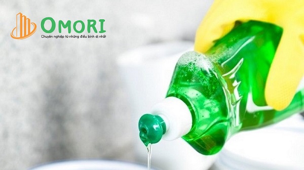 Xử lý chậu rửa bát bị tắc bằng nước rửa chén