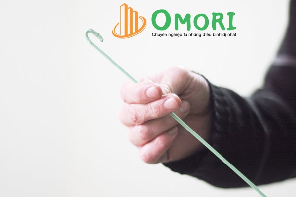 Sử dụng dây kẽm hoặc móc quần áo